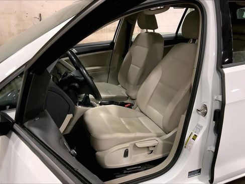 Used 2019 Volkswagen Golf SE image 8