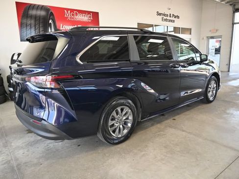 Certified 2025 Toyota Sienna LE AWD/4WD image 5