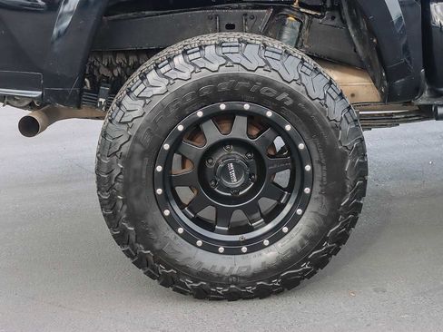 Used 2017 Toyota Tacoma TRD Sport image 10