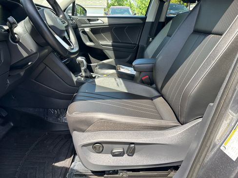 Used 2024 Volkswagen Tiguan SE w/ Panoramic Sunroof Package AWD/4WD image 11