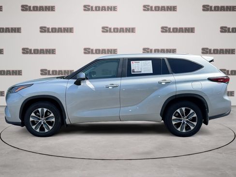 Used 2024 Toyota Highlander XLE AWD/4WD image 2