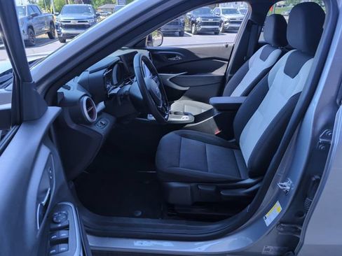 Used 2024 Chevrolet Trax RS FWD image 11