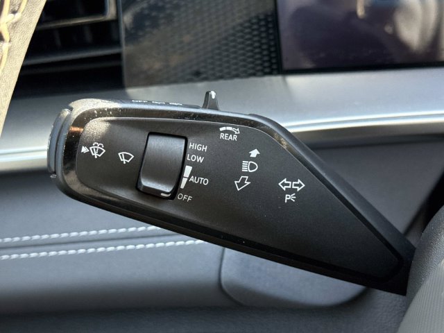 Used 2025 Volkswagen Tiguan SE AWD/4WD image 25