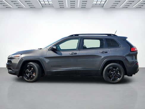 Used 2018 Jeep Cherokee Latitude w/ Altitude Package FWD image 7