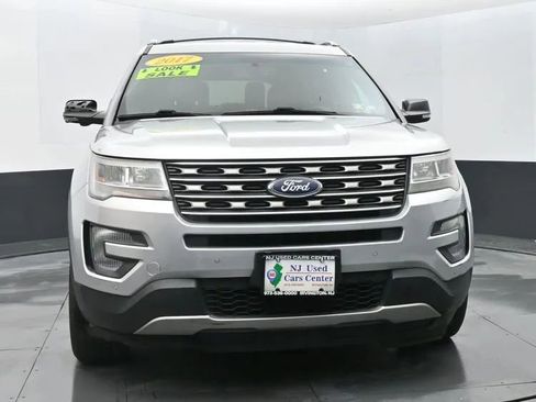 Used 2017 Ford Explorer XLT w/ Equipment Group 202A image 3