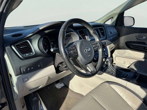 Used 2017 Kia Sedona LX w/ LX Essentials Premium Package FWD image 14