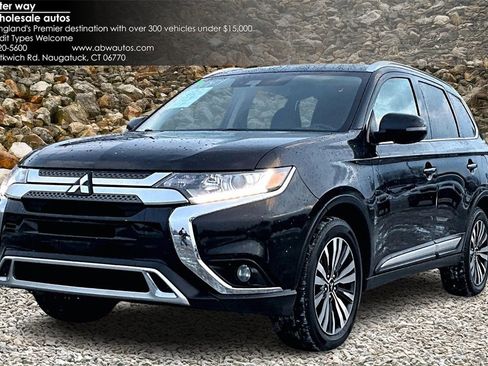 Used 2020 Mitsubishi Outlander SE image 1