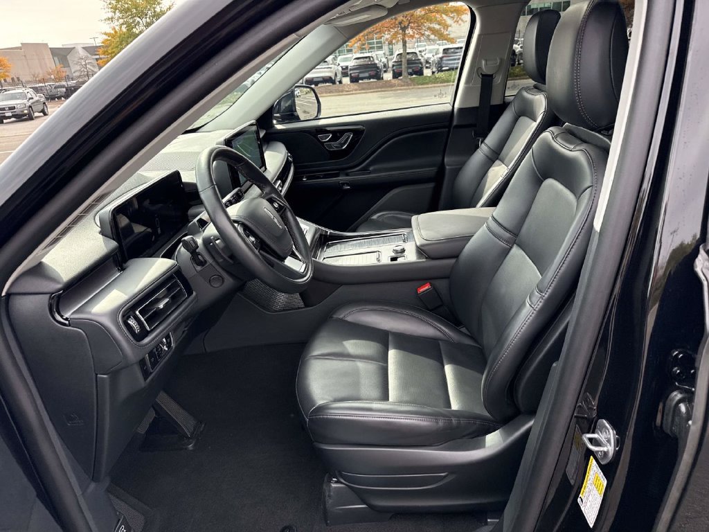 Used 2025 Lincoln Aviator AWD image 6