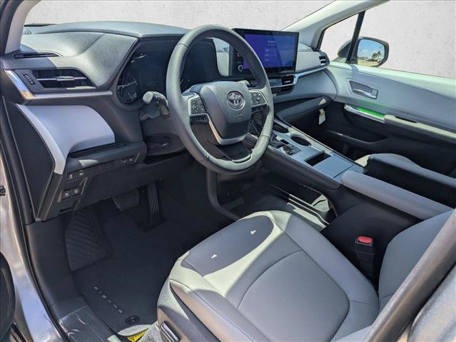 Used 2026 Toyota Sienna XLE FWD image 3