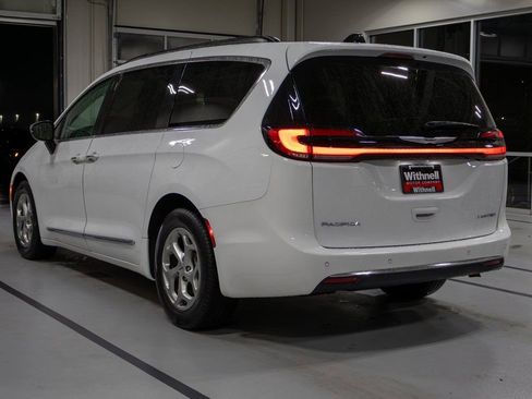 Used 2023 Chrysler Pacifica Limited image 9