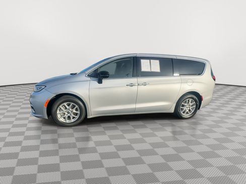 Used 2023 Chrysler Pacifica Touring-L image 5