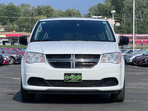 Used 2019 Dodge Grand Caravan SE w/ UConnect Hands-Free Group image 2