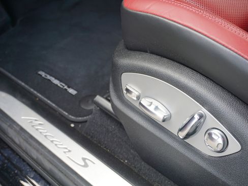 Certified 2023 Porsche Macan S AWD/4WD image 19