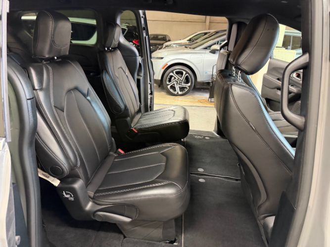Used 2025 Chrysler Pacifica Select FWD image 27