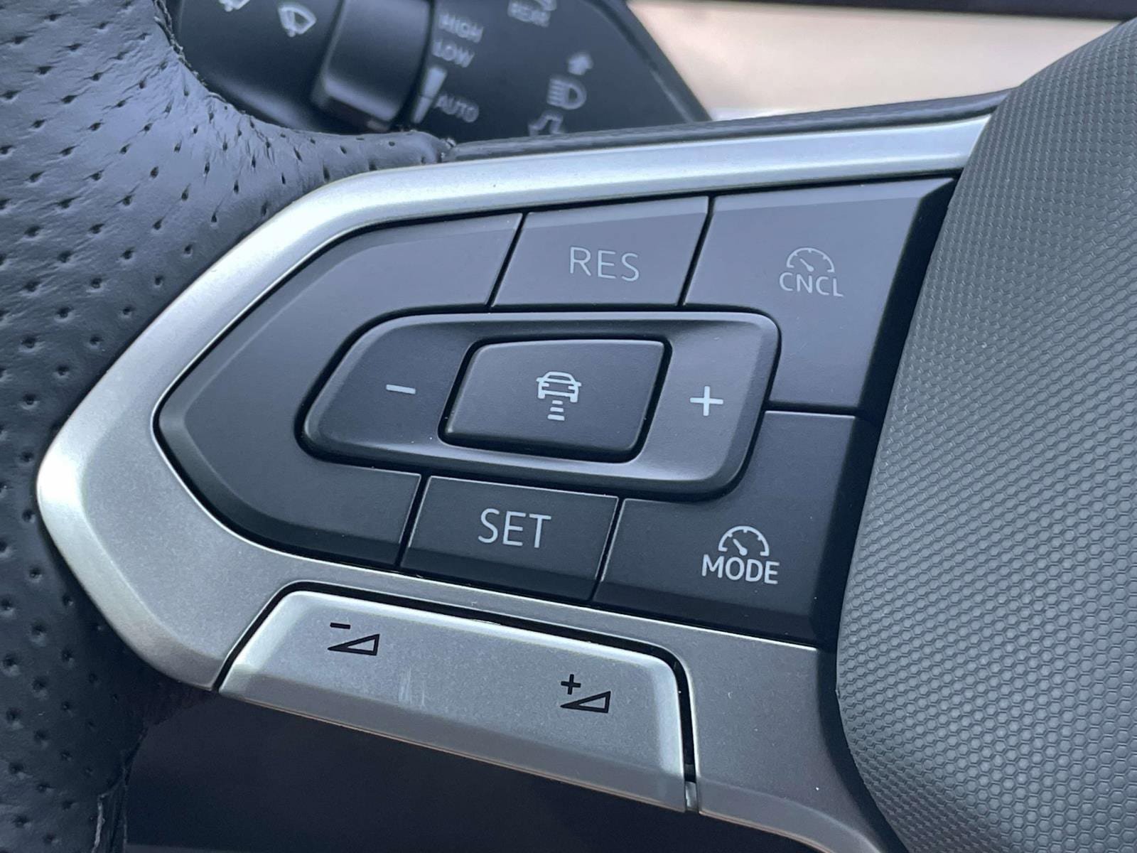 New 2026 Volkswagen Tiguan SE R-Line FWD image 21