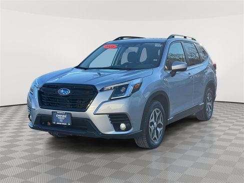 Used 2023 Subaru Forester Premium image 3