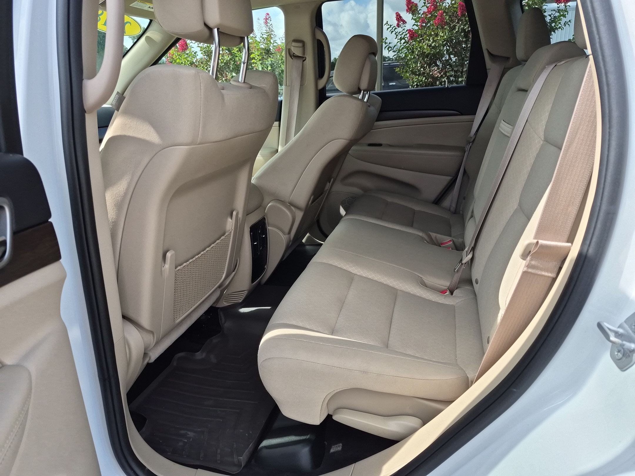 Used 2018 Jeep Grand Cherokee Laredo RWD image 18
