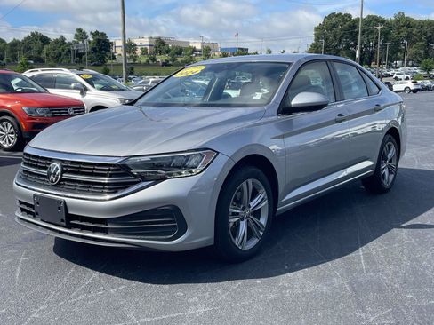 Used 2024 Volkswagen Jetta SE FWD image 3