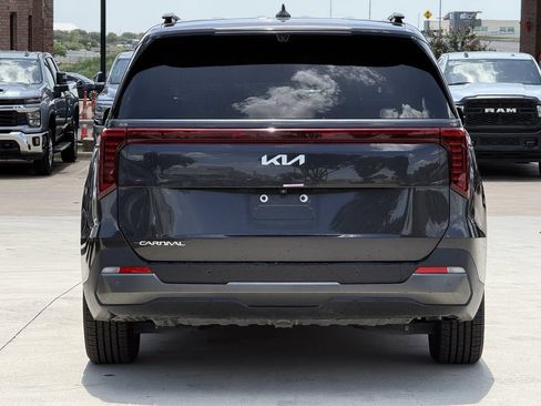 Used 2025 Kia Carnival SX Prestige FWD image 5
