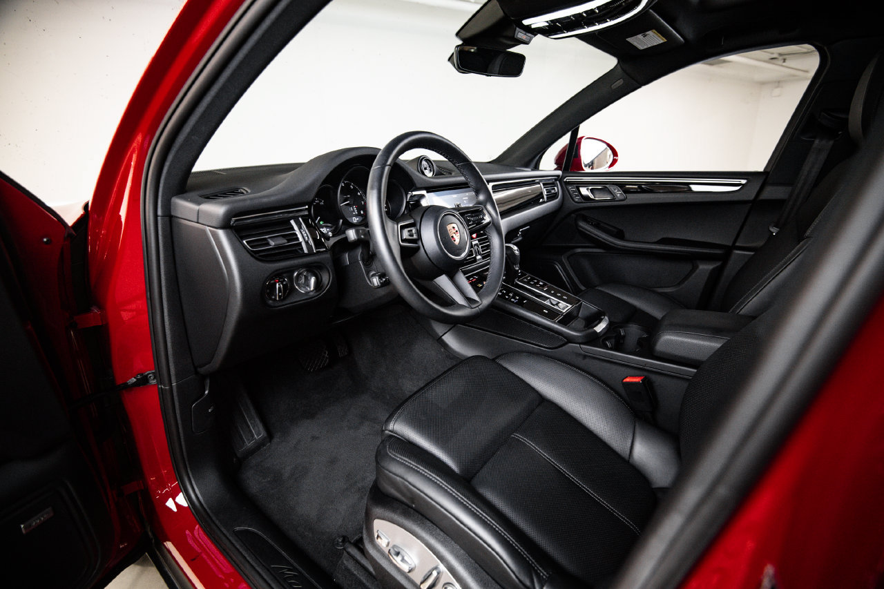 Certified 2026 Porsche Macan AWD/4WD image 4