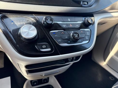 Used 2017 Chrysler Pacifica Touring FWD image 17