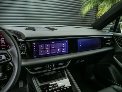 Certified 2025 Porsche Macan Electric RWD image 20