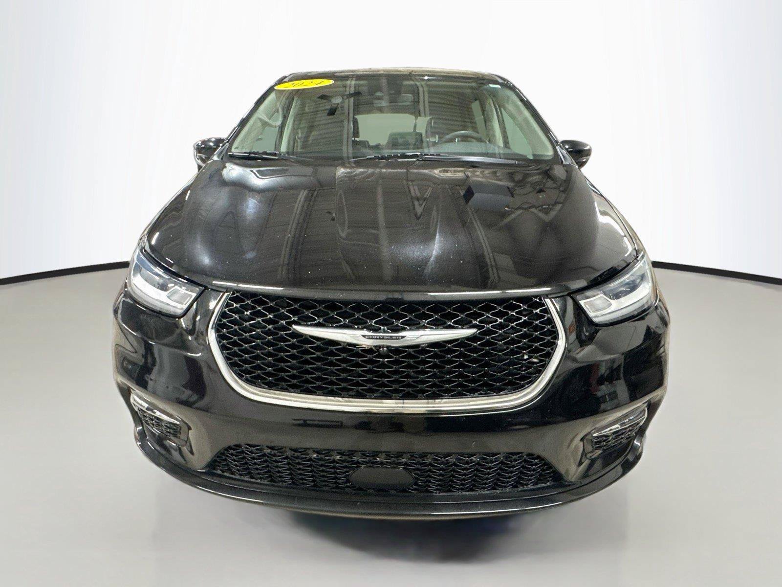 Used 2024 Chrysler Pacifica Touring-L FWD image 3