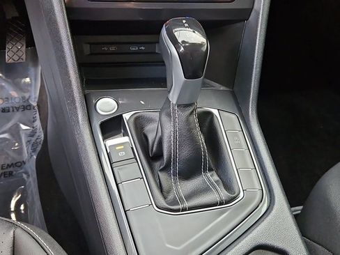 Used 2023 Volkswagen Tiguan SE w/ Panoramic Sunroof Package FWD image 12