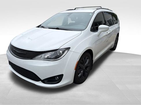 Used 2018 Chrysler Pacifica Touring Plus FWD image 3