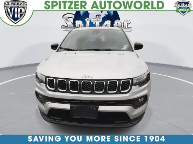 Used 2024 Jeep Compass Latitude AWD/4WD image 3