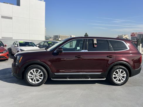 Certified 2022 Kia Telluride LX image 3