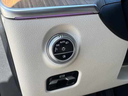 Used 2025 Mercedes-Benz C 300 Sedan image 18