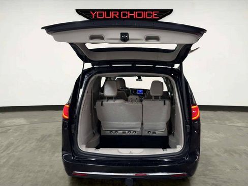 Used 2017 Chrysler Pacifica Limited w/ UConnect Theater Package FWD image 5