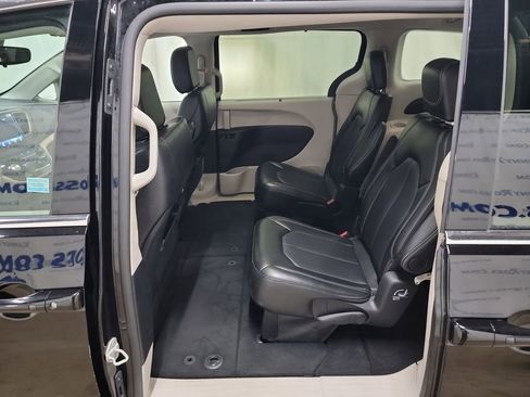 Used 2024 Chrysler Pacifica Touring-L image 11