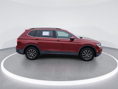 Certified 2019 Volkswagen Tiguan SE w/ Panoramic Sunroof Package image 2