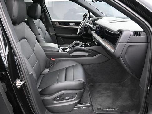 Certified 2025 Porsche Cayenne AWD/4WD image 26