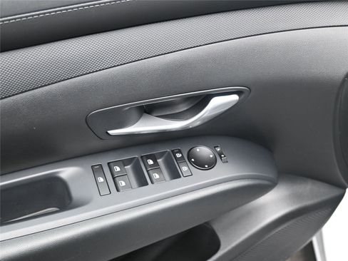 Certified 2025 Hyundai Tucson SE image 8