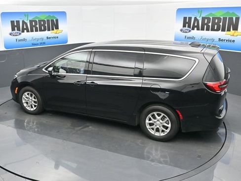 Used 2025 Chrysler Pacifica Select image 25
