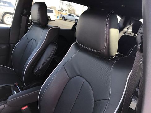 New 2026 Chrysler Pacifica Limited w/ Uconnect Theater Family Group image 11