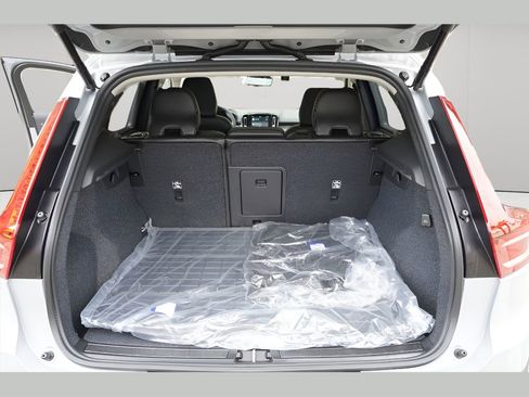 New 2025 Volvo XC40 B5 Plus w/ Climate Package image 22