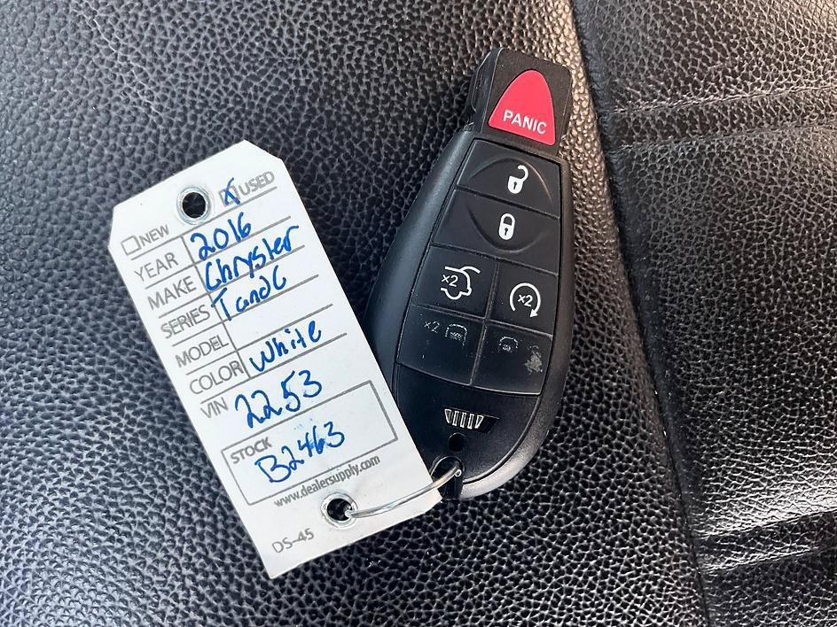 Used 2016 Chrysler Town & Country Touring w/ Driver Convenience Group FWD image 43
