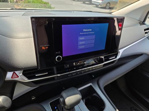 Used 2025 Toyota Sienna LE FWD image 22