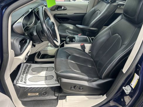 Used 2018 Chrysler Pacifica Limited w/ Advanced Safetytec Group FWD image 16