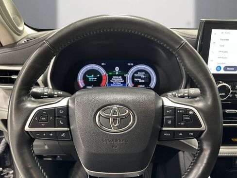 Used 2024 Toyota Highlander Platinum FWD image 22