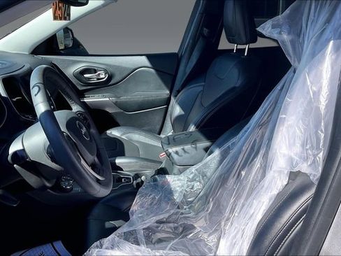 Used 2022 Jeep Cherokee Latitude Lux w/ Mopar Interior Package image 6