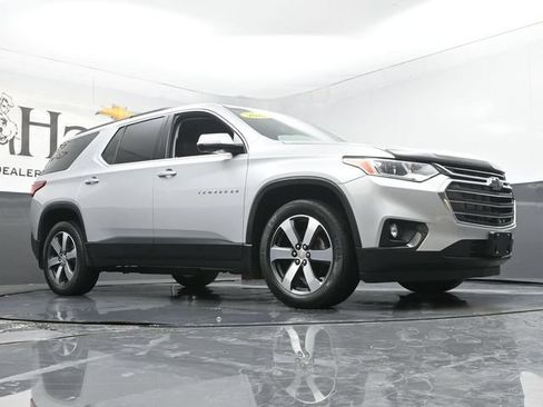 Used 2020 Chevrolet Traverse LT w/ LT Premium Package FWD image 2