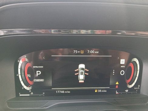 Used 2025 Nissan Pathfinder Platinum FWD image 13