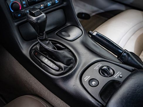 Used 2004 Chevrolet Corvette Coupe w/ Roof Package image 32