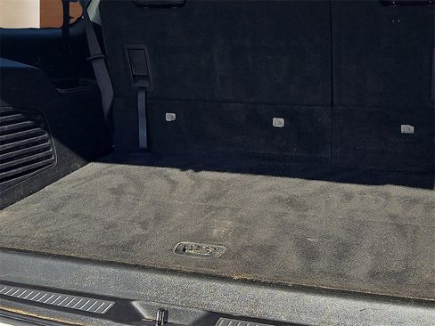 Used 2019 Chevrolet Suburban LT image 8