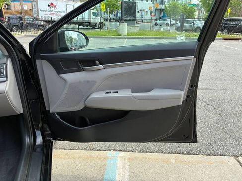 Used 2017 Hyundai Elantra SE w/ Cargo Package FWD image 13